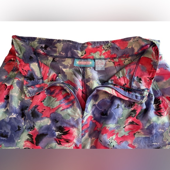 100% silk shorts in watercolor effect floral pattern in pink, indigo and green - Picture 6 of 9